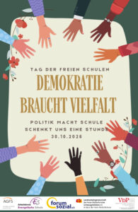 Illustration verschiedenfarbiger Hände rund um das Veranstaltungsplakat „Tag der freien Schulen – Demokratie braucht Vielfalt“ am 30.10.2026, mit Logos der beteiligten Organisationen am unteren Rand.